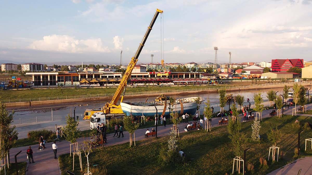 Ağrı'ya getirilen balıkçı teknesi ilgi odağı oldu