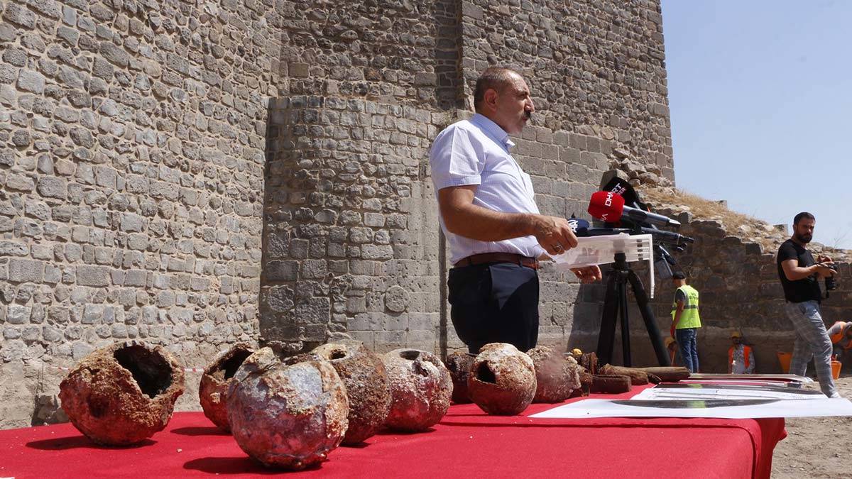 Amida Höyük'te bulunan el bombaları sergilendi