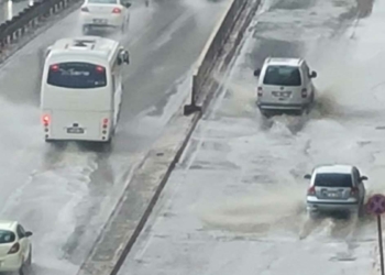 Antalya'da yağış kent merkezinde etkili