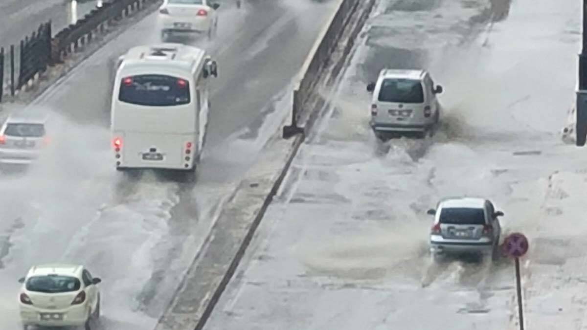 Antalya'da yağış kent merkezinde etkili