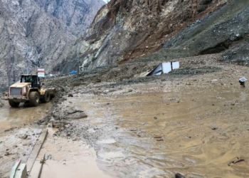 Artvin’de heyelanla kapanan tüneller açıldı
