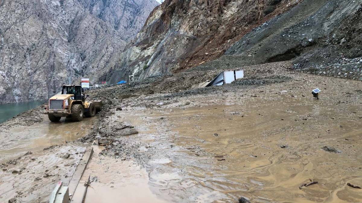 Artvin’de heyelanla kapanan tüneller açıldı