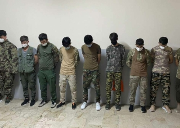 Askeri kamuflajla gezen 9 Afgan göçmen yakalandı