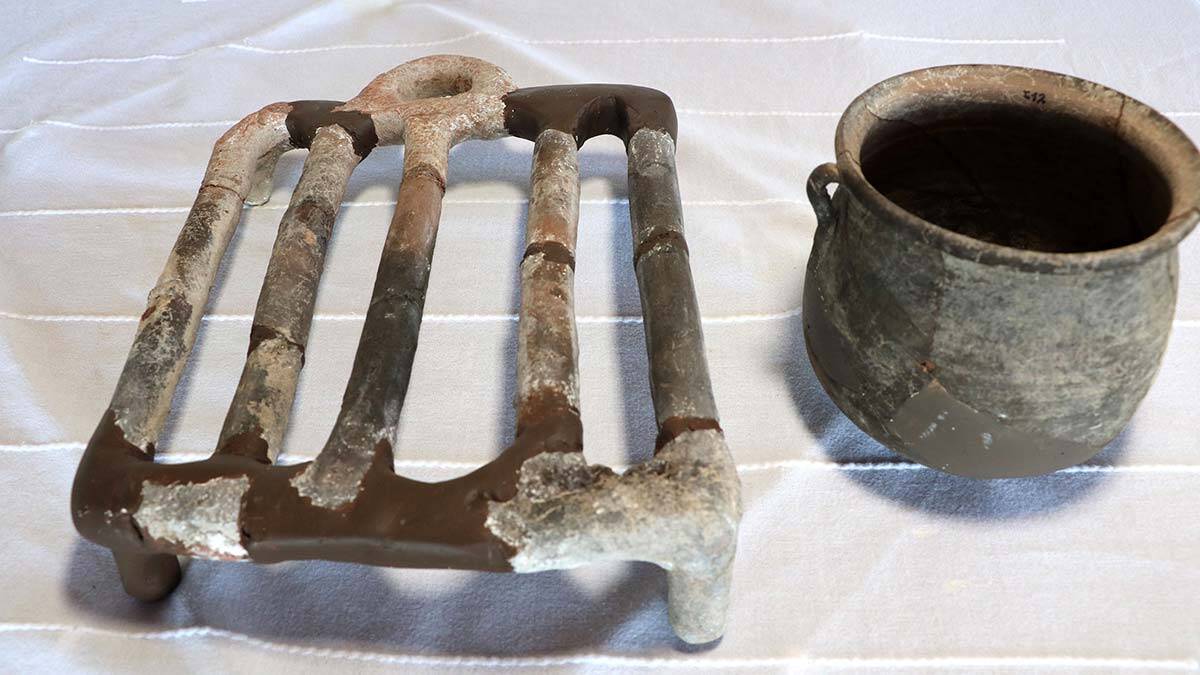 Assos'ta 1650 yıllık yemek pişirme kapları bulundu