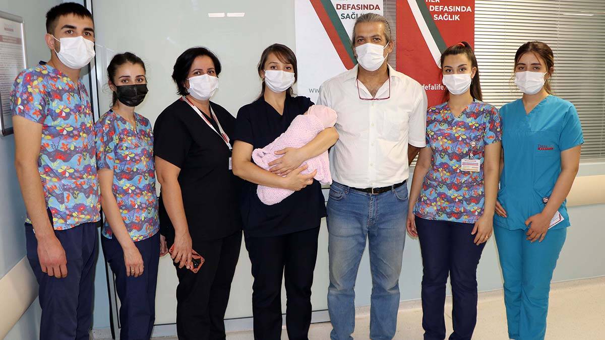 Bağırsakları dışarda doğan bebek sağlığına kavuştu