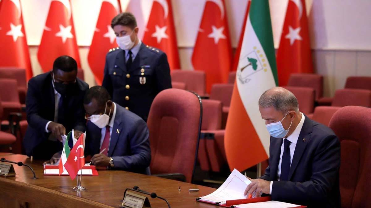 Bakan Akar'la Ekvator Ginesi bakanı anlaşma imzaladı