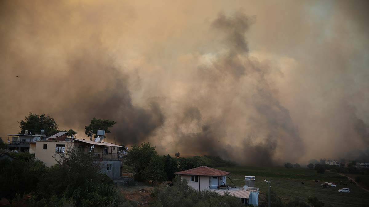 Bakan devam eden yangınlarda son durumu açıkladı