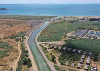 Balıkesir'de dere ıslah çalışmalarını sürdürüyor