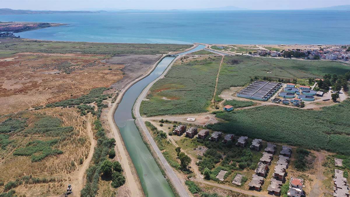 Balıkesir'de dere ıslah çalışmalarını sürdürüyor