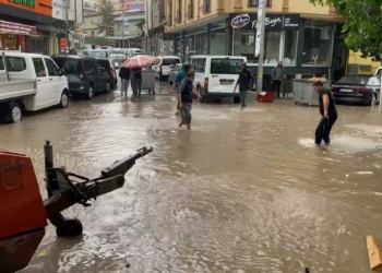 Bayburt'ta sağanakta yollar göle döndü