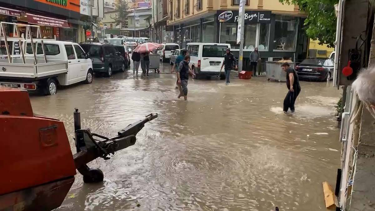 Bayburt'ta sağanakta yollar göle döndü