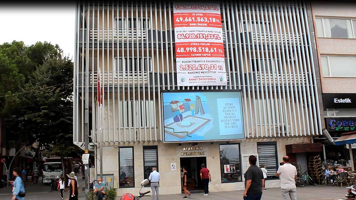 Belediye gelir-gider tablosunu afişle halka duyurdu