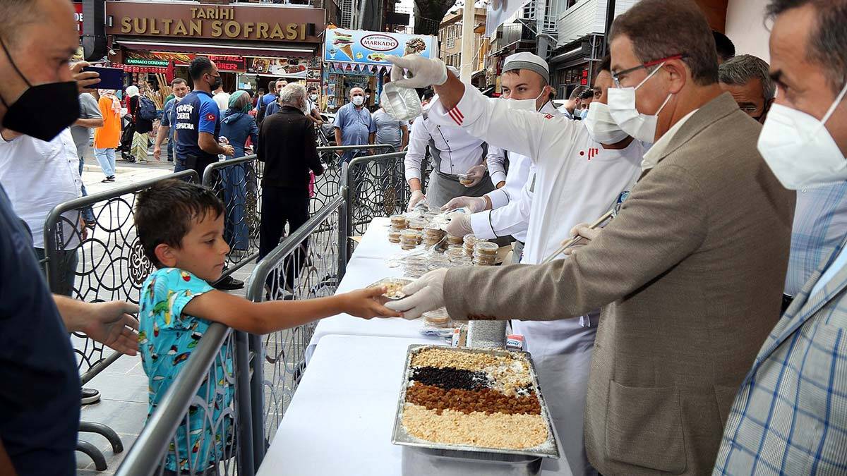 Belediyeden vatandaşlara aşure ikramı
