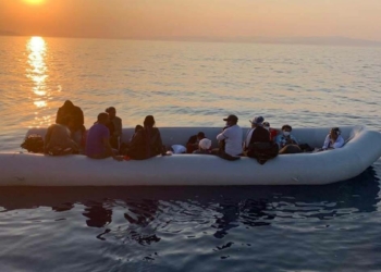 Botları sürüklenen 17 kaçak göçmen kurtarıldı