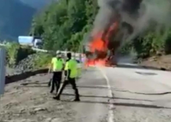 Bozkurt'a yardım malzemesi taşınan TIR'da yangın