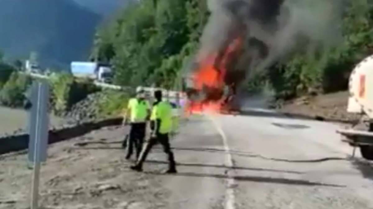 Bozkurt'a yardım malzemesi taşınan TIR'da yangın