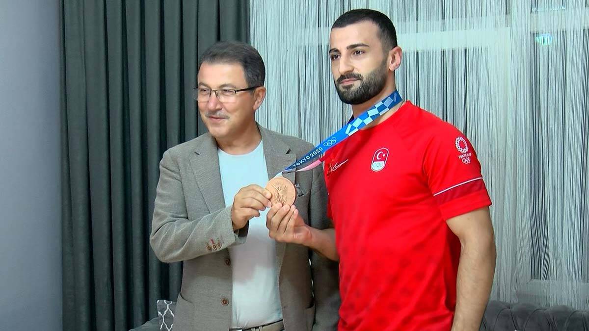 Bronz madalyalı Aktaş’a Belediye Başkanı ziyareti