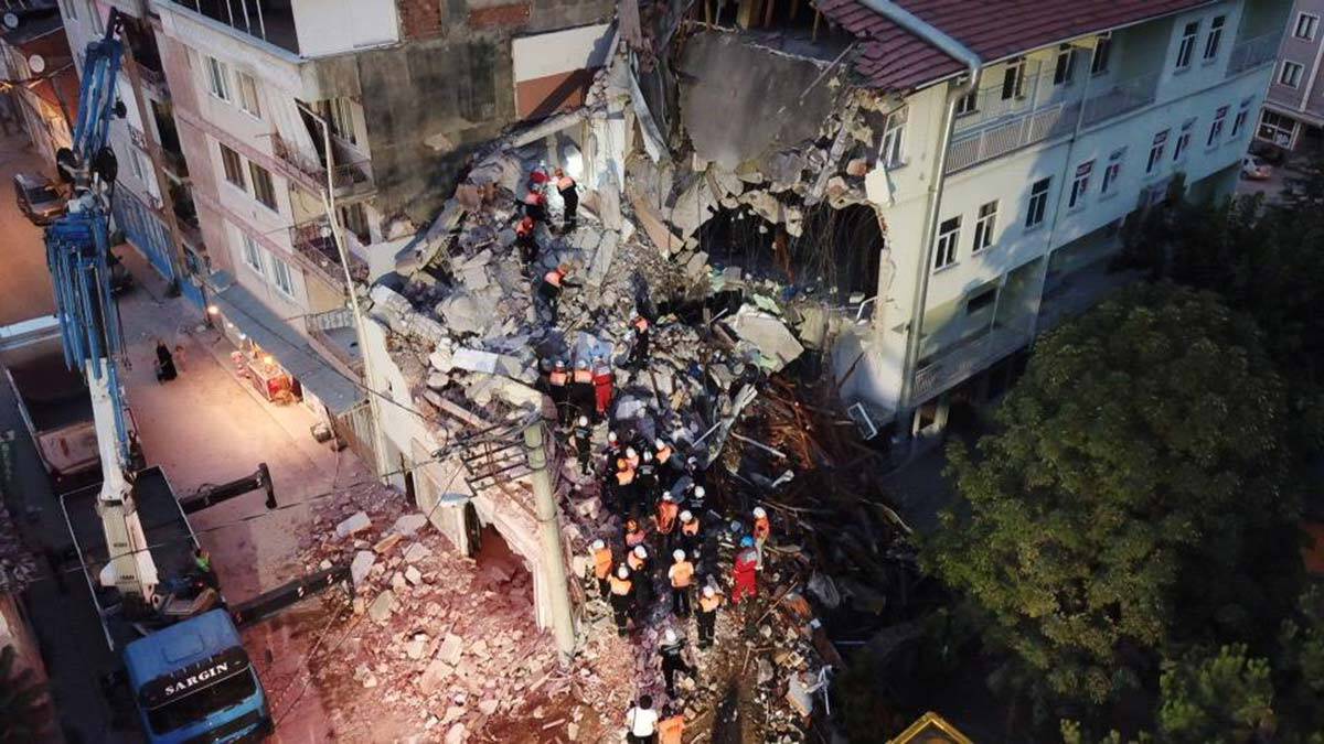 Bursa'da deprem tatbikatında 4 katlı bina yıkıldı