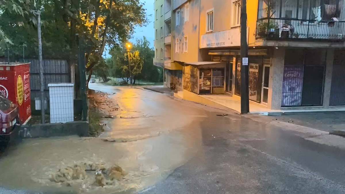 Bursa'da sağanak ev ve iş yerlerine zarar verdi