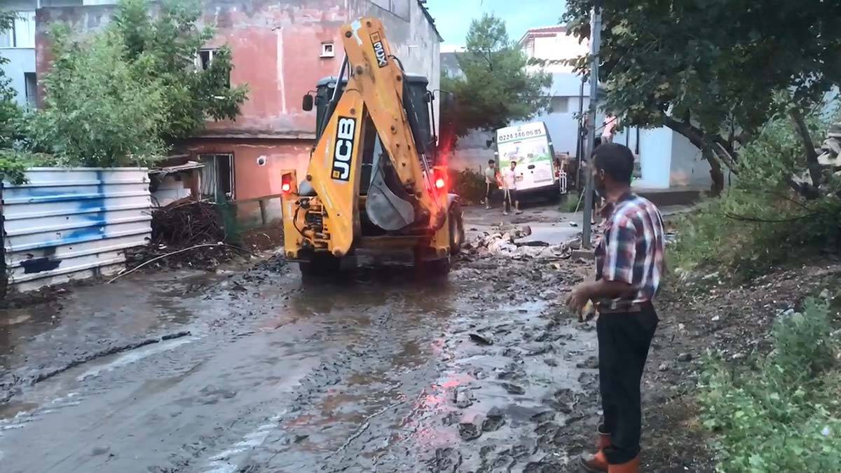 Bursa'da sağanak ev ve iş yerlerine zarar verdi