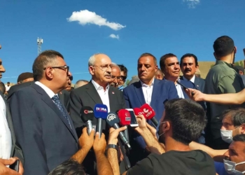 CHP lideri Van'da selden etkilenen yerleri ziyaret etti