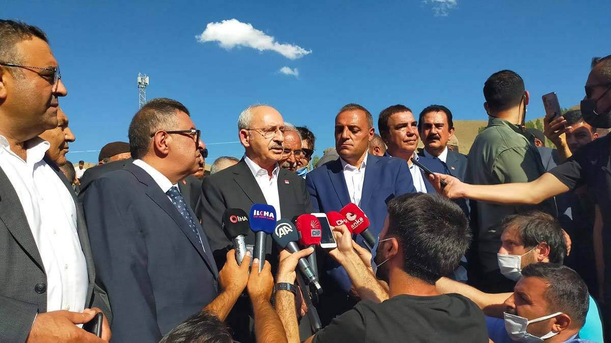 CHP lideri Van'da selden etkilenen yerleri ziyaret etti