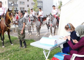 Cirit sporcuları maç sonrası atları ile aşı yaptırdı