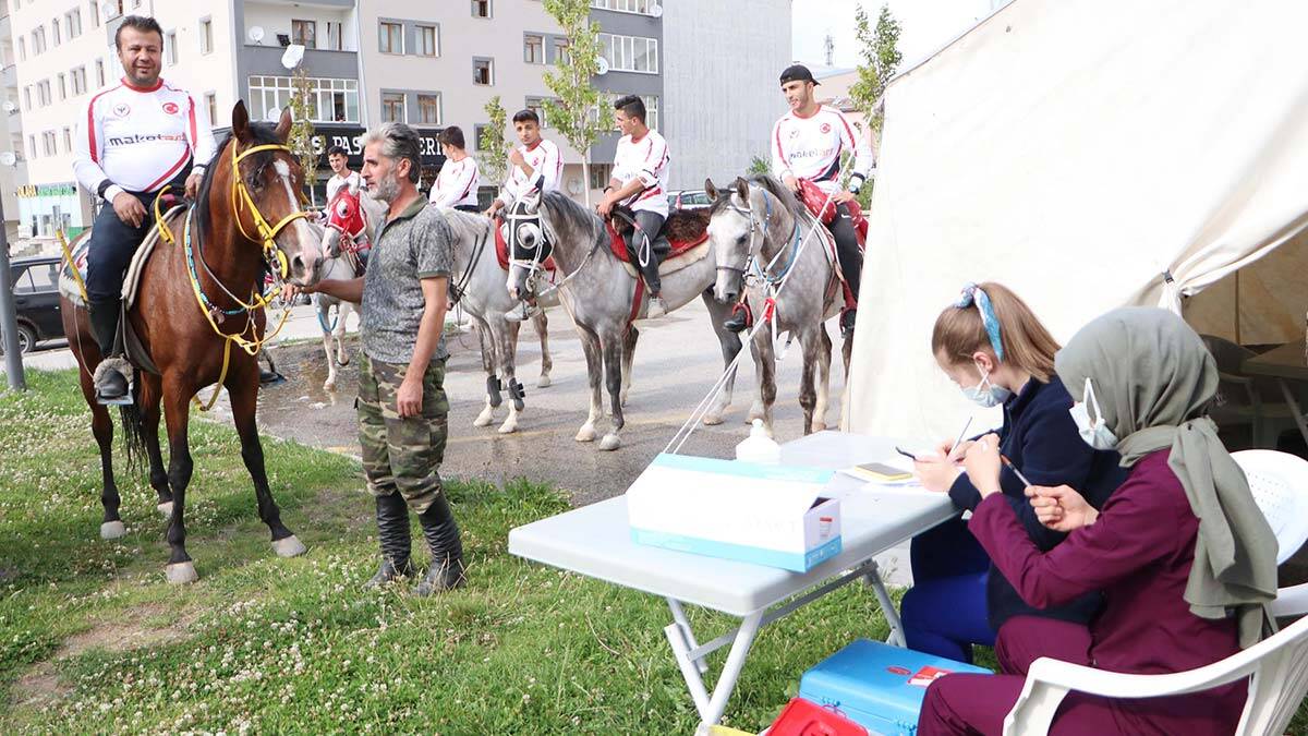 Cirit sporcuları maç sonrası atları ile aşı yaptırdı