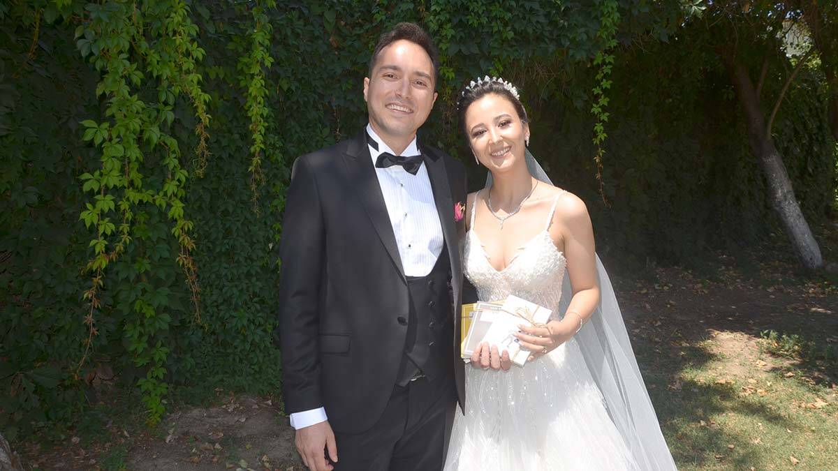 Davetlilere nikah şekeri yerine dünya klasikleri