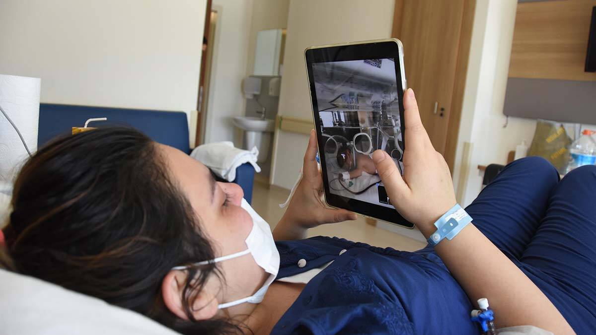 Delta varyantlı hasta bebeğini ilk kez gördü