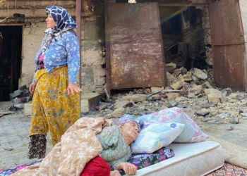 Demet Akalın'dan evi yanan Fatma Nine'ye yardım eli