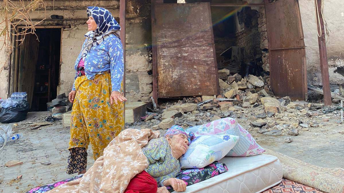 Demet Akalın'dan evi yanan Fatma Nine'ye yardım eli