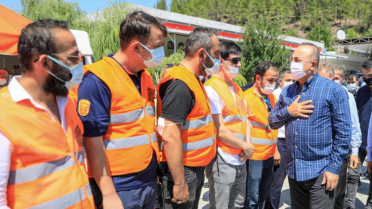 Dışişleri Bakanı yangın bölgelerini ziyaret etti