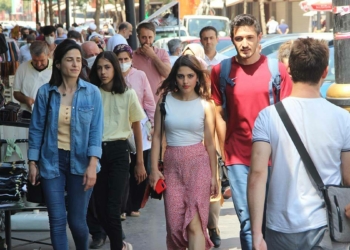 Diyarbakır'da maske ve mesafe kuralları unutuldu