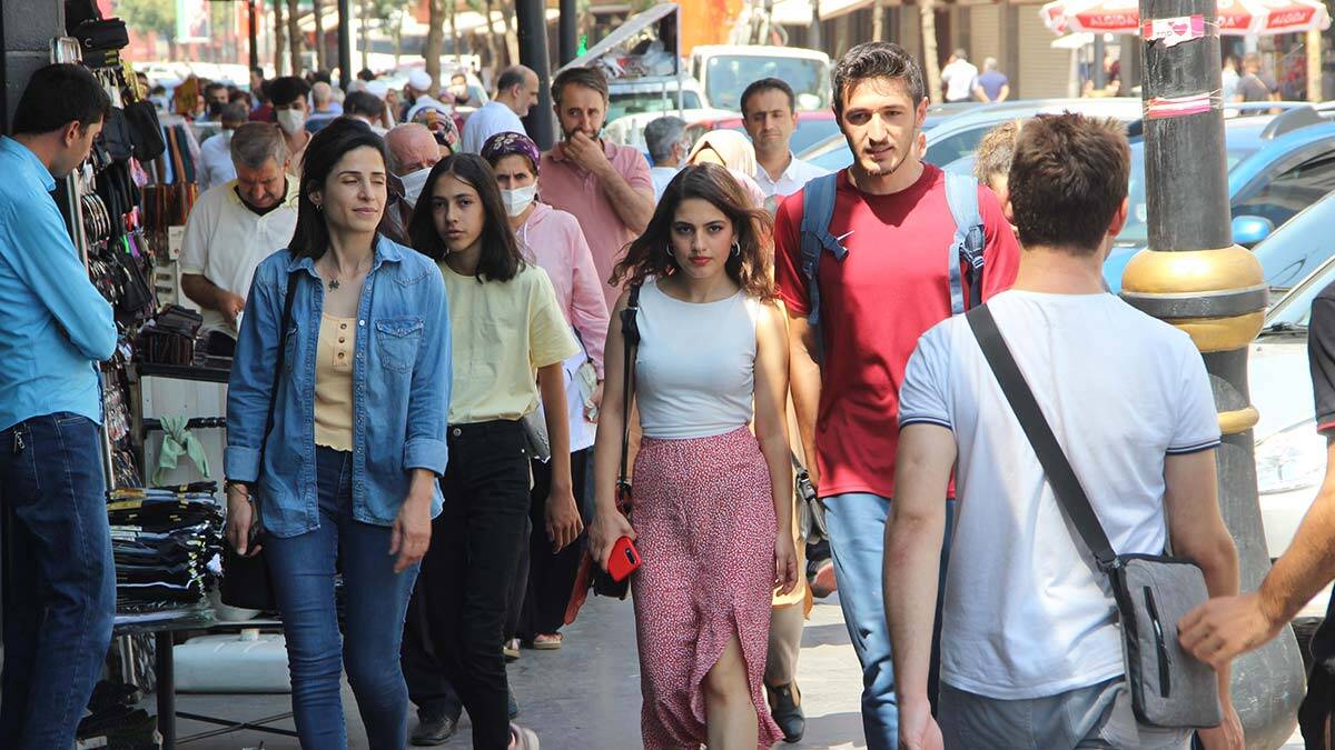Diyarbakır'da maske ve mesafe kuralları unutuldu