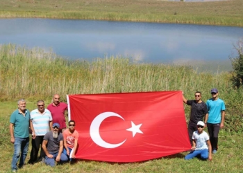Doğaseverler Kara Göl'de Türk bayrağı açtı