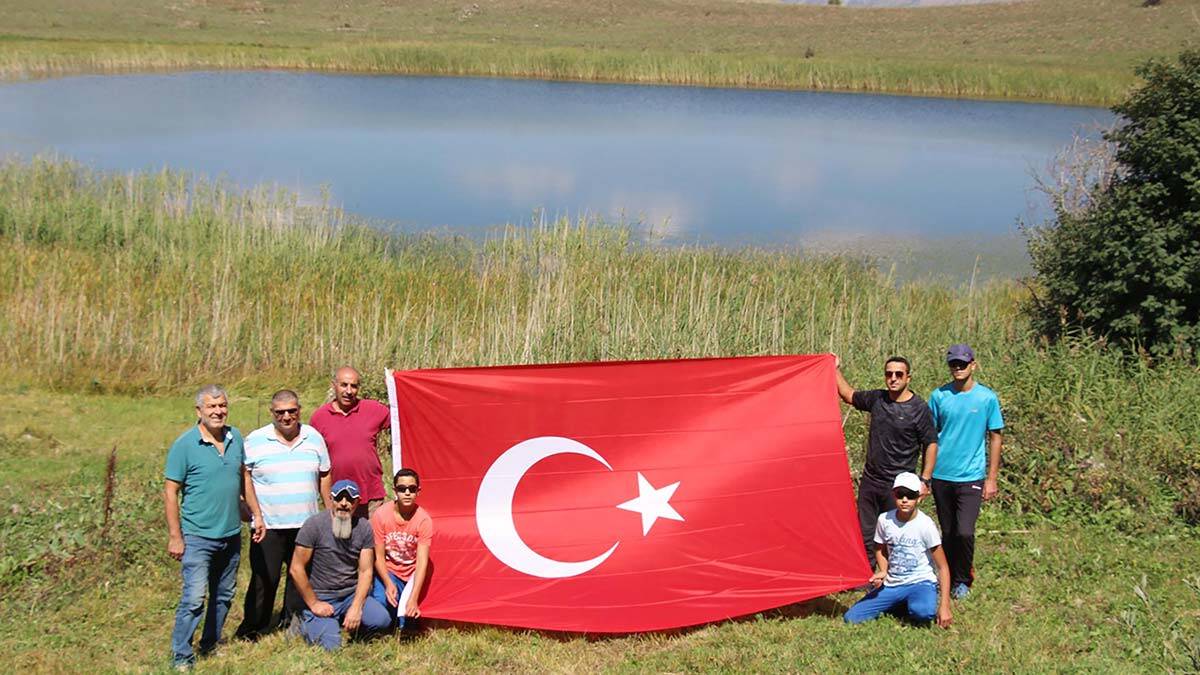Doğaseverler Kara Göl'de Türk bayrağı açtı