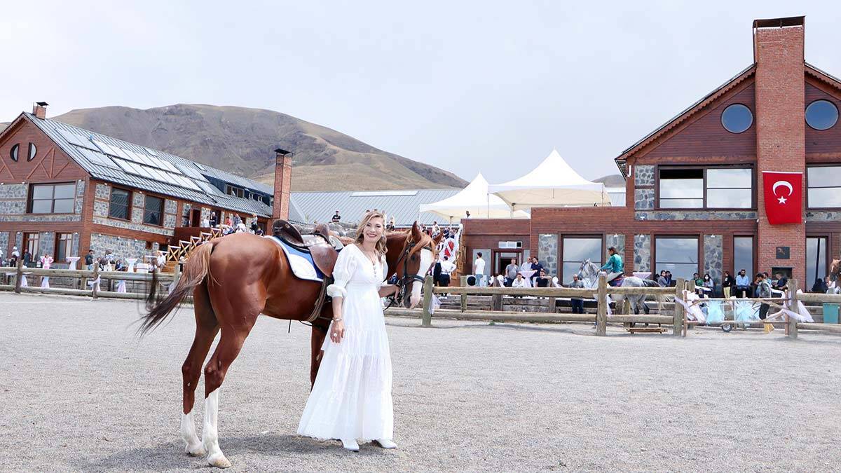 Doktor Kömeç at sevgisi ile binicilik kulübü kurdu