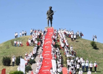 Dumlupınar Şehitliği'ne ziyaretçi akını