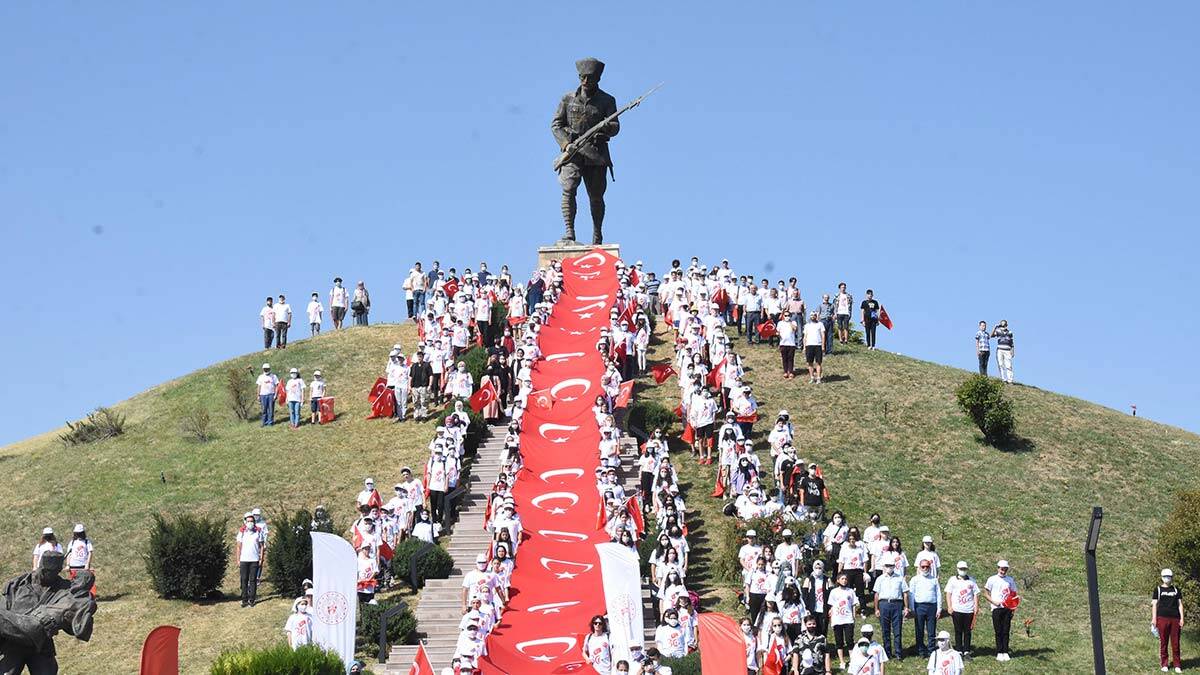 Dumlupınar Şehitliği'ne ziyaretçi akını