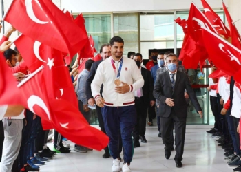 ASKİ Spor'lu Milli güreşçiler yurda döndü