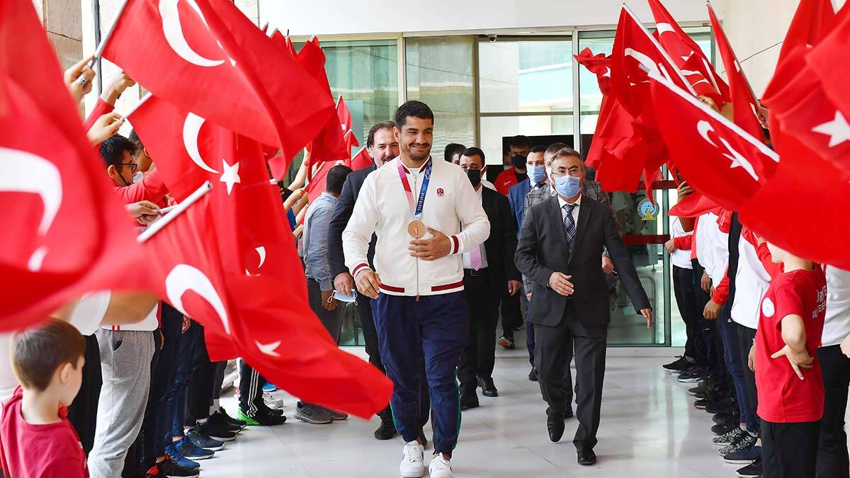 ASKİ Spor'lu Milli güreşçiler yurda döndü