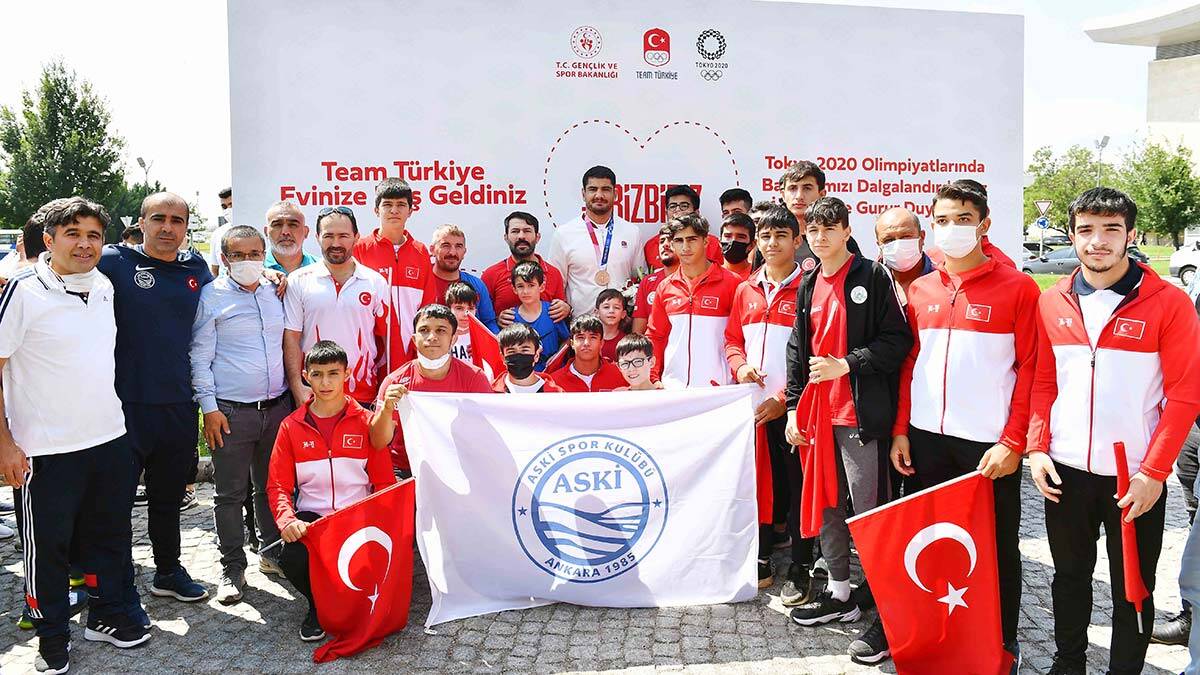 ASKİ Spor'lu Milli güreşçiler yurda döndü