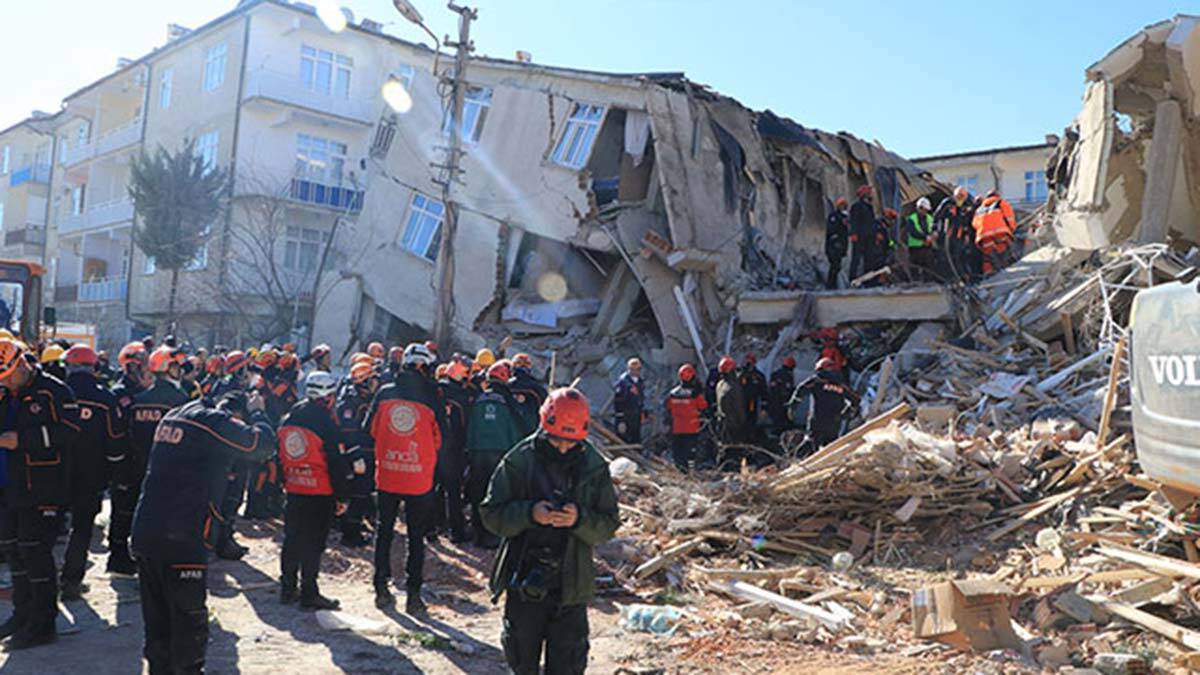 Elazığ depreminde hasar alan Sivrice kitap oldu