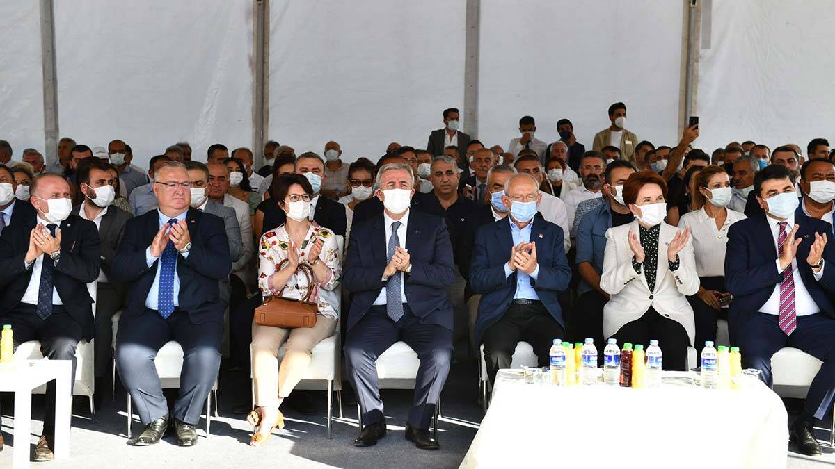 Mansur Yavaş’ın ev sahipliğinde 30 Ağustos Zafer Bayramı öncesi “Mamak Kentsel Dönüşüm Projesi ve 106 projeden oluşan 2021 Yılı Projeleri” temel atma, açılış ve tanıtım töreni gerçekleştirildi.