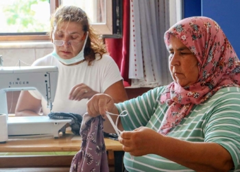 Gönüllü kadınlar yangın bölgesi için şalvar dikiyor_