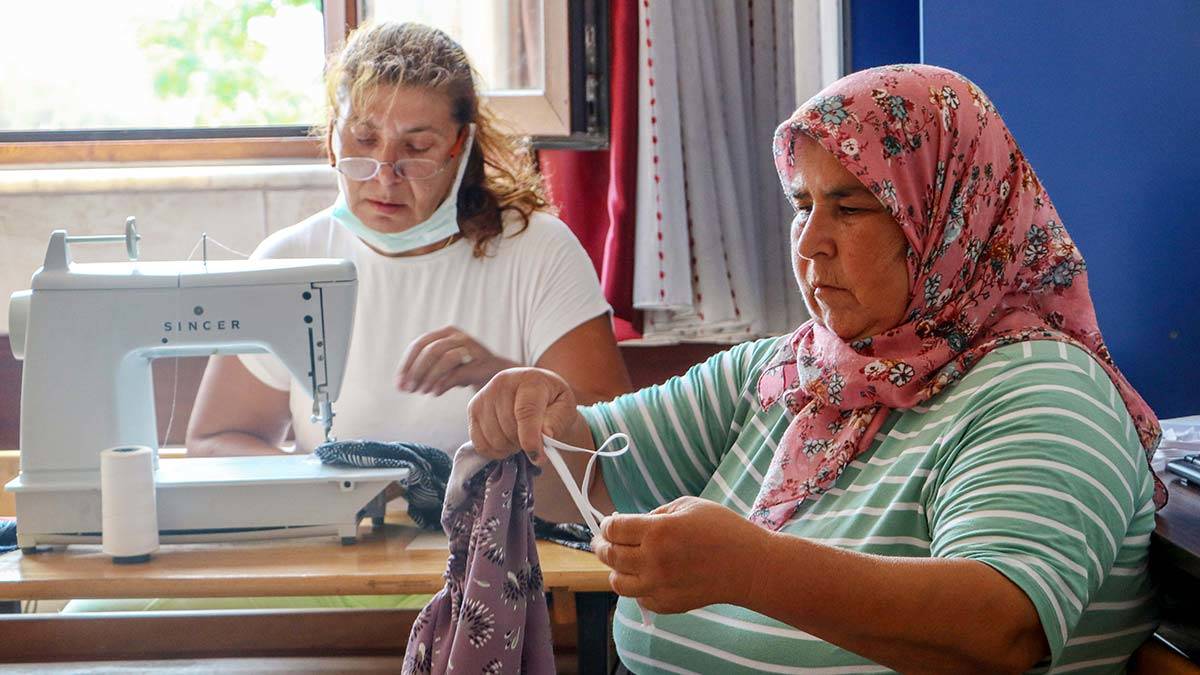 Gönüllü kadınlar yangın bölgesi için şalvar dikiyor_