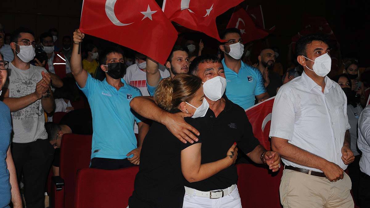 Gümüş madalyalı Eray'ı ailesi gözyaşları ile izledi