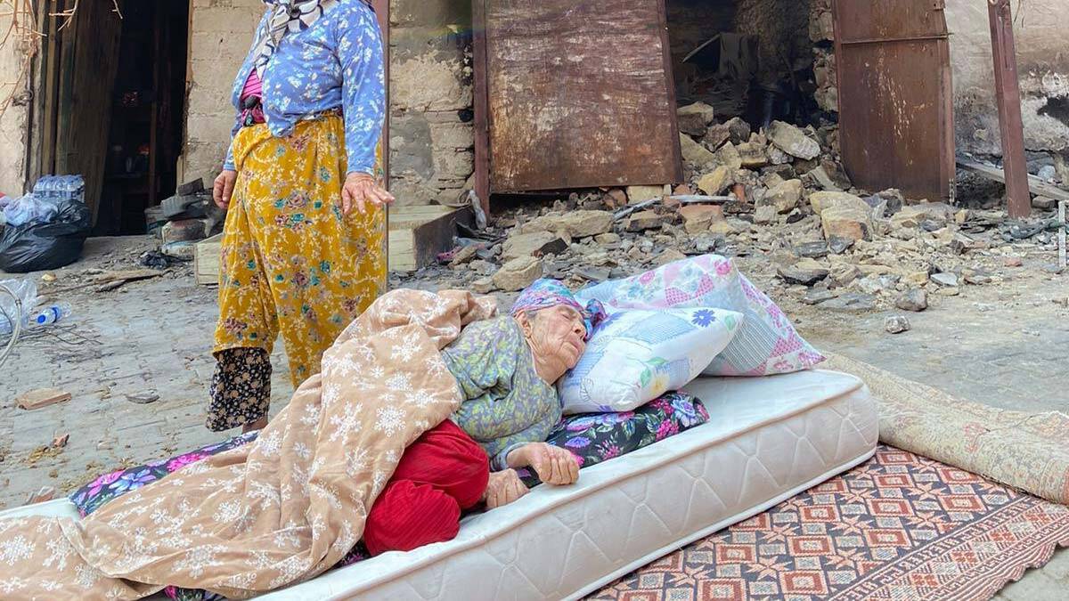 İç sızlatan yaşlı kadın evinin yandığını bilmiyor