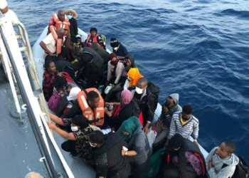 İzmir Dikili açıklarında 34 kaçak göçmen kurtarıldı